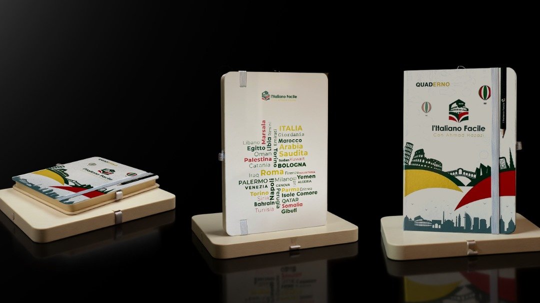 كأس، ودفتر تدوين الملاحظات، وقلم كلها باللون الأبيض  Bicchiere, quaderno e penna di colore bianco